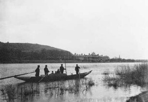Dresden-Pillnitz. Schloß Pillnitz. Blick über die Elbe stromauf nahe der Fährstelle Kleinzschachwitz mit Fährboot