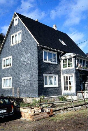 Haus mit großem Vorbau, om OG eine Art Wintergarten