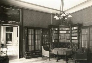 Schloss Oberlichtenau, Inneres, Erdgeschoss, Zimmer mit Bücherschränken