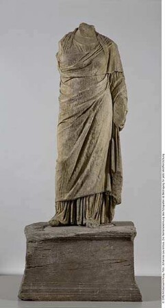 Statue der Priesterin Nikeso (Hegeso) auf in situ gefundener Basis mit Inschrift