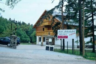 zum Hotel umgebautes ehemaliges Betriebsferienheim am Waldrand
