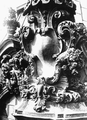 Dresden, Zwinger, Architekturdetail: Eckkartusche; 1709-1728: Matthäus Daniel Pöppelmann; Balthasar Permoser; 1847-1854: Gemäldegalerie von Gottfried Semper; Pöppelmann, Matthäus Daniel; Permoser, Balthasar