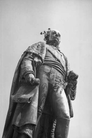 Großherzog-Karl-Friedrich-Denkmal mit Blumenschmuck.