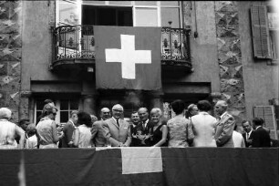 Freiburg: Schweizer Konsulat; Empfang beim Schweizer Konsul zum Schweizer Nationalfeiertag 1. August 1969; Gäste auf der Terrasse, von unten