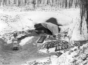 Tunnel bei Hölzern in km 528,925 Röhre I, Nordportal, Rechts vorne Isolier- und Schalwagen.
