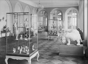 Dresden: Zwinger, Innenansicht, Pavillon E mit erweiterter Porzellanaufstellung