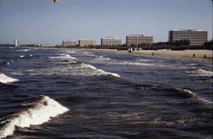 Mamaia [Kreis Constanta]: Strand mit Hotelblocks