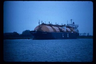 Gastanker im Hafen Wilhelmshaven