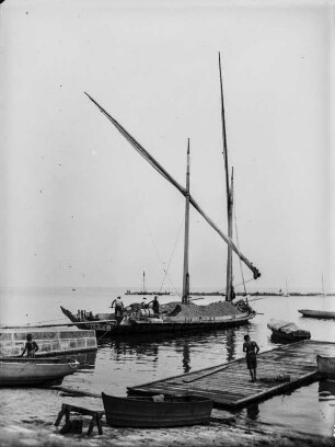 Hafen : Boote und eine Barke im Hafen von Ouchy