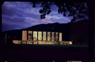 Freiburg: Freiburger Stadthalle im Abendlicht