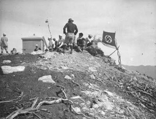 Flaggenhissung auf dem Suzuyayama (heute Pik Chekhova) : Ansicht mit Hakenkreuzfahne