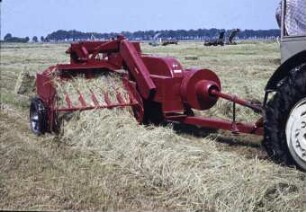 Hochdruckpresse MF 703 eingesetzt zur Heuernte