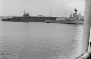 Militärschiffe im Hafen : Blick auf Militärschiffe im Hafen von Tripolis