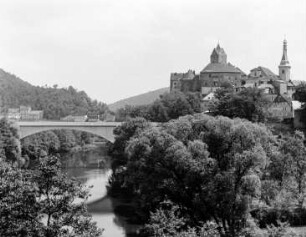 Elbogen : Elbogen (Loket/Tschechische Republik). Blick über die Eger zum Schloss