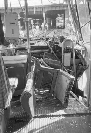 Frontalzusammenstoß zweier Straßenbahnwagen beim Albtalbahnhof mit 16 Verletzten
