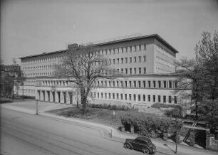 Dresden-Altstadt, Ammonstraße 8. Verwaltungsgebäude des Reichsnährstandes (Reichsbahndirektion, 1938; O. Kohtz). Straßenansicht mit Haupteingang