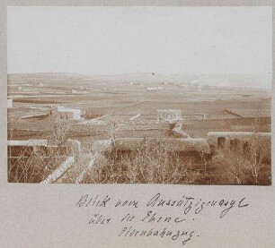 Blick vom Aussätzigenasyl über die Ebene. Eisenbahnzug.