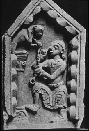 Bayeux (Calvados), Dom, Kathedrale Notre-Dame, Langhausarkaden, Flachrelief eines Tympanons aus der ersten Bauzeit