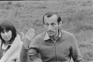 Čičmany. Akt-Pleinair 1980. Peter Söllner und eine Frau während einer Besprechung