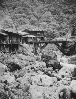 Azusagawa-Tal : Siedlung am Mount Norikura