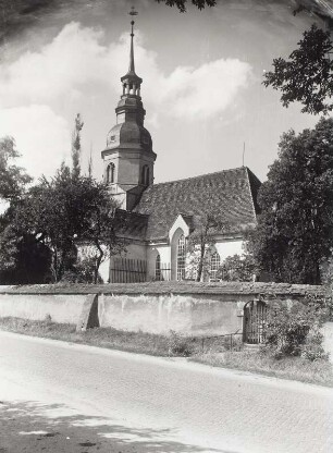 Dorfkirche Lausa : Lausa (Weixdorf-Lausa). Dorfkirche von Südosten mit Kirchhofsmauer