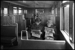 Zeitungslesendes Paar in der S-Bahn