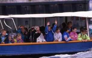 Kinder winken aus einem Boot in Hamburg : Winkende Kinder bei einer Hafenrundfahrt in Hamburg, 1990