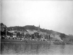 Bad Schandau. Ortsteilansicht. Blick über die Elbe gegen Elbfront und Anlegestelle mit Dampffähre