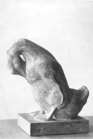 Sich putzende Ente. Muschelkalkstein (wohl nach 1945; E. Richter). Dresden-Striesen, Borsbergstraße 11, Atelier der Künstlerin