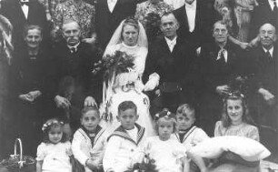 Neschwitz-Loga. Ehem. Logaer Mühle, Hochzeit von Ida Semmer mit Willi Hohlfeld am 13.10.1946, links der Braut ihr Vater, der ehem. Logaer Müller, Repro (Bildersammlung Ida Hohlfeld, geb. Semmer, Loga)