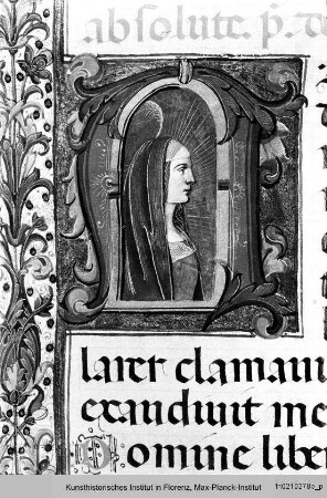 Libro da compagnie laicali: Officia Beatae Mariae Virginis et Defunctorum; Psalmi poenitales et graduales : Incipiunt Psalmi Graduales: Textseite mit floraler Randleistenbordüre mit Bordürenstab, Tierfiguren (Affen), historisierter Initiale A mit Jungfrau Maria