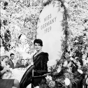 Karpfenfest: Umzug: Festwagen der Opal-Strumpffabrik Margaritoff & Schaffer, Nahaufnahme, "Miss Germany 1959" Carmela Künzel auf Thron: dahinter Zuschauer, 11. Oktober 1959