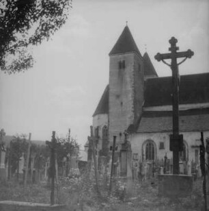 Cham-Chammünster. Pfarrkirche Mariä Himmelfahrt (15. Jh.). Teilansicht mit Kirchhof