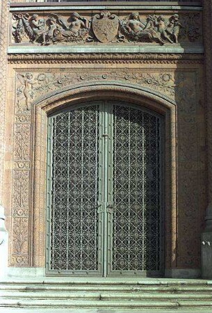 Berlin: Ost; Portal des Roten Rathauses