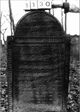 Grabstein 1130 (Index: 99902926) Material: Sandstein Maße HxBxT: 128x74x9 cm Besonderheit: kulturhistorisch wertvoll / künstl.-formale Gründe: Grabstein 1130