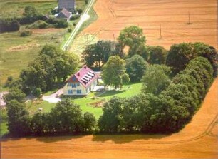 Altefähr-Barnkevitz. Ortsteilansicht mit Gutshaus (A. 19. Jh.). Luftbild-Schrägaufnahme von Südwest