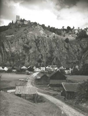 Vor Neuessing im Altmühltal mit der Burg Randeck : Essing. Ortsteilansicht mit Burgruine Randeck. Blick über die Altmühl von Süden