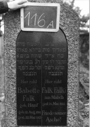 Grabstein 116 (Index: 100080497) Material: Granit, schwarze Marmorplatte Zustand: gut Maße HxBxT: 0x0x0 cm Beschreibung: Stele, Sockel, Konvexbogenabschluß, Schriftplatte mit Rundbogenabschluß: Grabstein 116A