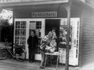 Berlin-Pankow. Bürgerpark, Wilhelm-Kuhr-Straße 74. Parkbücherei. Außenansicht mit Lesern