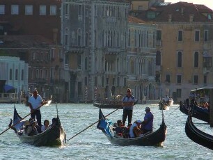 Venedig - Gondeln auf dem Kanal Grande : Gondeln fahren auf dem Kanal Grande. Aufgenommen am 8. August 2011 in Venedig