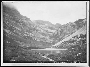 Blick auf den Partnunsee mit glazialen Gruben unterhalb der Sulzfluh