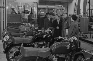 Messebesucher in der Ausstellungshalle Ungarns vor einer Präsentation von Mototrrädern