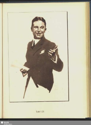 [gut gekleideter Mann mit Zettel]