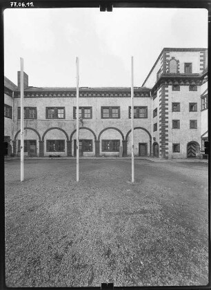 Augustusburg. Schloss (1568-1572; H. Lotter, E. van der Meer). Hofansicht