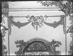 Potsdam, Neues Palais, Oberes Fürstenquartier, Jagdkammer, R.: 259, Westwand, Feld über der Tür zum Schlafzimmer.