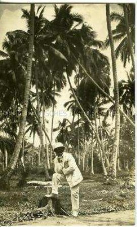 Richard Fleischhut in einem Palmenhain auf Sumatra, im Tropenanzug