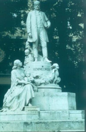 Budapest. Semmelweis-Denkmal gegenüber dem Rochus-Krankenhaus