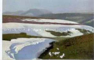 Schneebedeckte Gebirgslandschaft