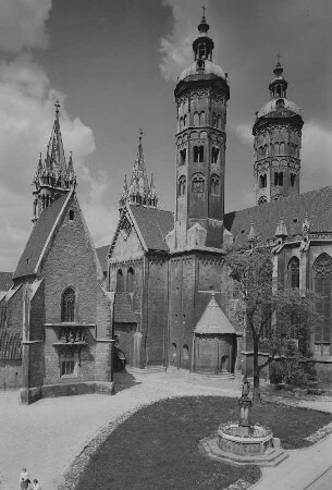 Naumburg. Naumburger Dom St. Peter und Paul, Ostchor mit den beiden Osttürmen - Ansicht von Südosten