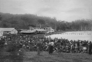 "Eingeborenenmarkt am Wasser" (OT)